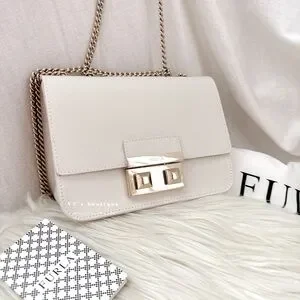 SALE!!【FURLA】CARA Crossbody☆大人気PETALOホワイト☆可愛い SALE!!【FURLA】CARA Crossbody☆大人気PETALOホワイト☆可愛い